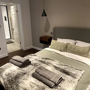 Homestay The Retreat, Luxury In With Parking, Bath